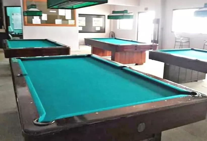 Hotelli Royale Tagaytay B&b