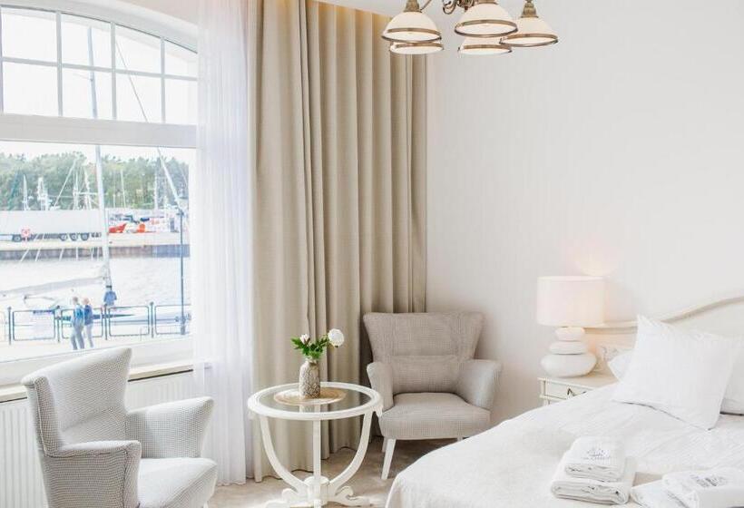 住宿加早餐  Columbus Ustka   Marynarki Polskiej 2