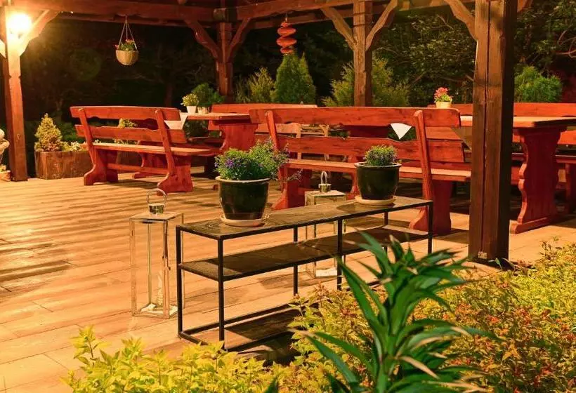 Aamiaismajoitus (B&B) Willa Mycyny Oraz Domki