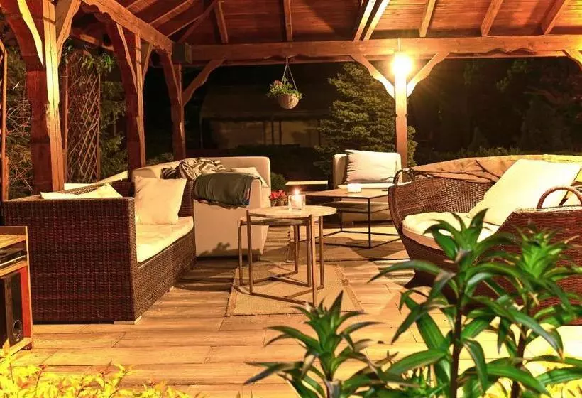 Aamiaismajoitus (B&B) Willa Mycyny Oraz Domki