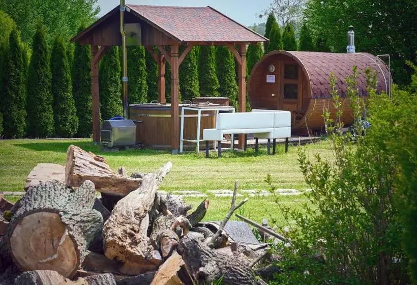 Aamiaismajoitus (B&B) Willa Mycyny Oraz Domki