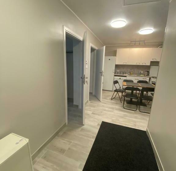 הוסטל Noclegi Pracownicze Parking Busy