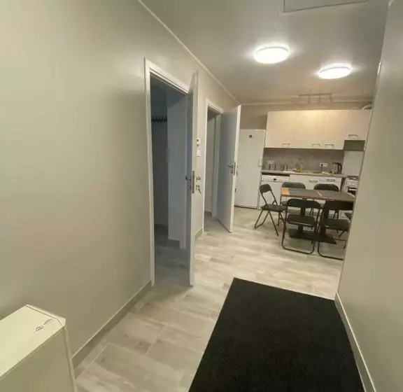 Retkeilymaja Noclegi Pracownicze Parking Busy