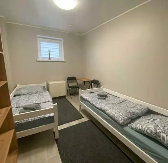 Retkeilymaja Noclegi Pracownicze Parking Busy