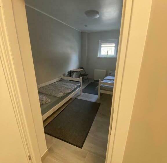 הוסטל Noclegi Pracownicze Parking Busy