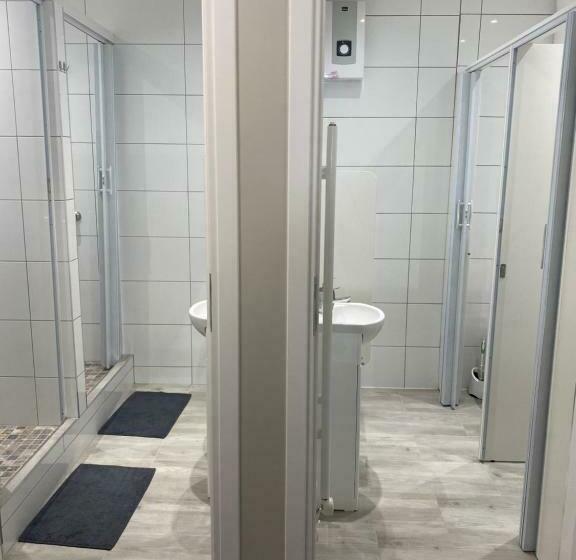 הוסטל Noclegi Pracownicze Parking Busy