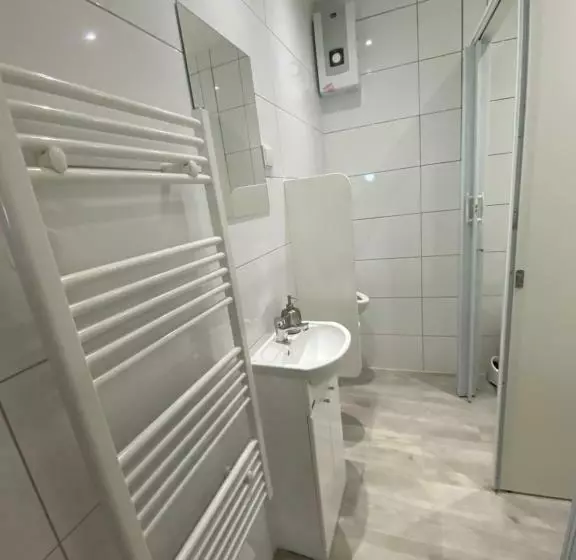 Retkeilymaja Noclegi Pracownicze Parking Busy