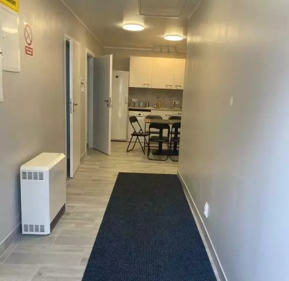 Retkeilymaja Noclegi Pracownicze Parking Busy