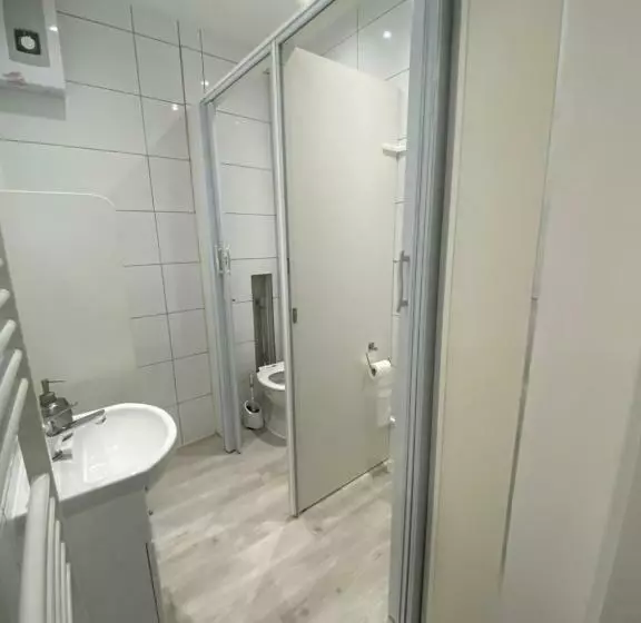 Retkeilymaja Noclegi Pracownicze Parking Busy