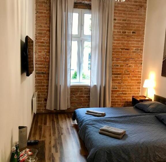 هاستل Topolove Rooms & Apartments