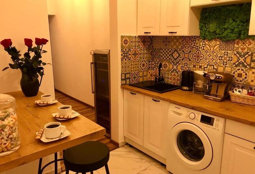 هاستل Topolove Rooms & Apartments