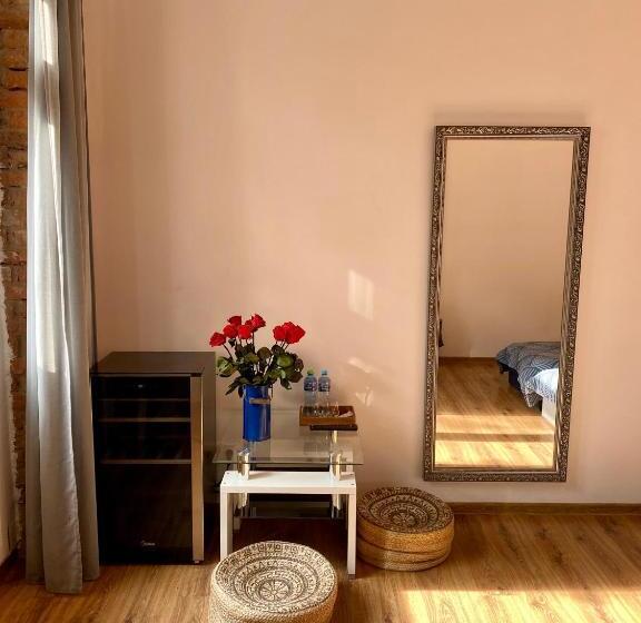 هاستل Topolove Rooms & Apartments