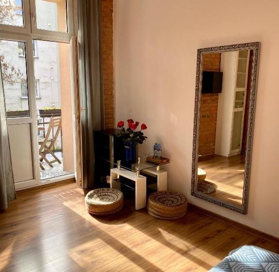 هاستل Topolove Rooms & Apartments