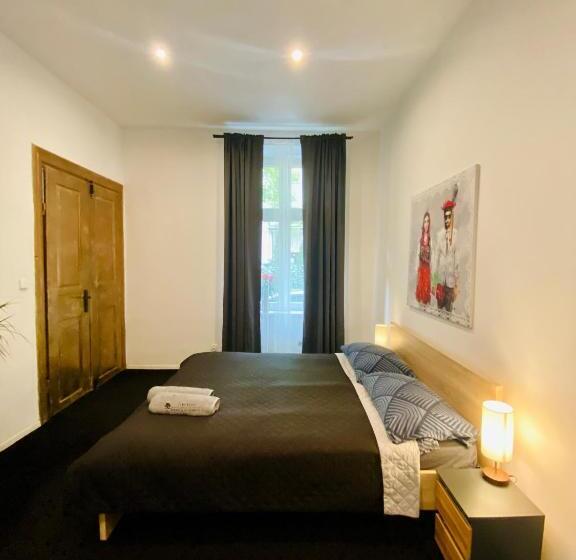 هاستل Topolove Rooms & Apartments