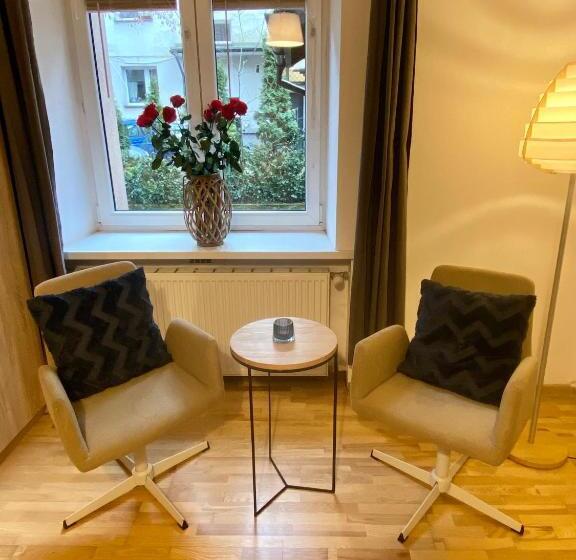 هاستل Topolove Rooms & Apartments