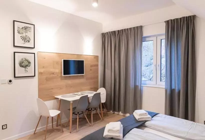 Aamiaismajoitus (B&B) Apartamenty Pod Zamkiem W Janowcu