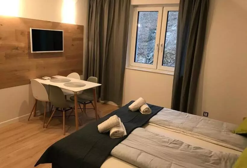 Aamiaismajoitus (B&B) Apartamenty Pod Zamkiem W Janowcu