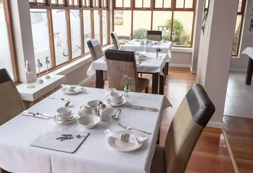 تختخواب و صبحانه Cornerstone Guesthouse