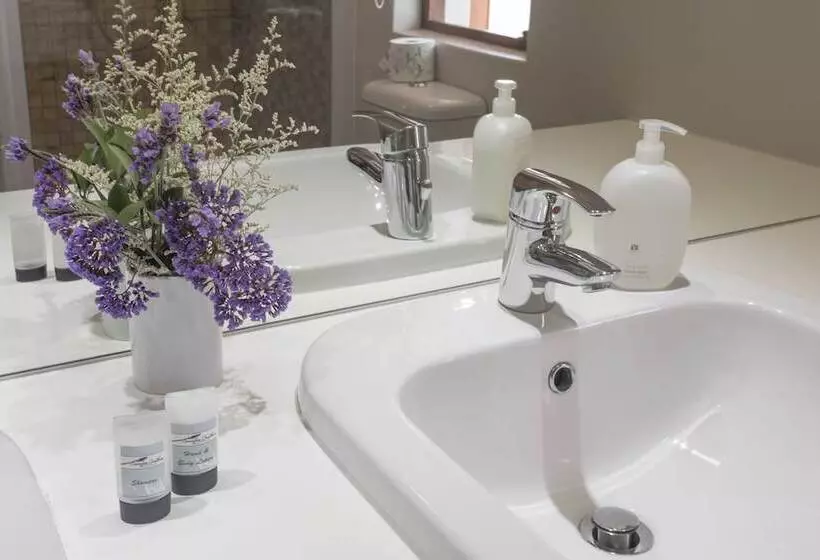 تختخواب و صبحانه Cornerstone Guesthouse