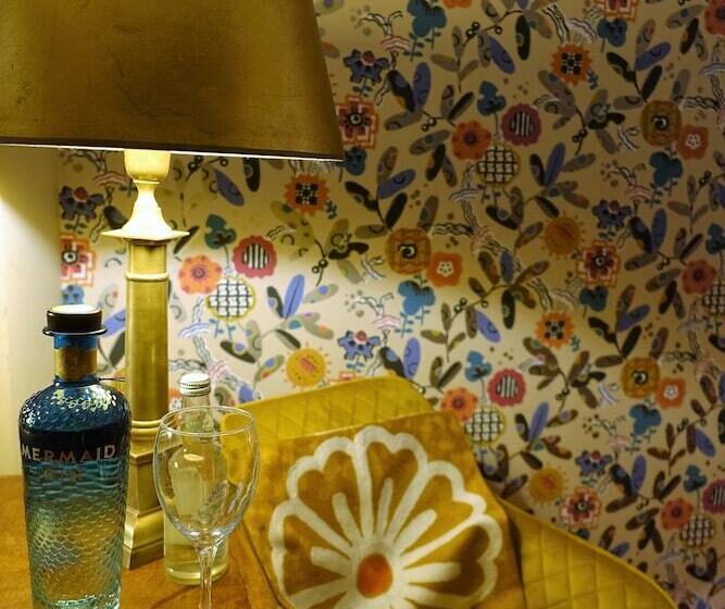 민박 One Holyrood Hotel & Cafe