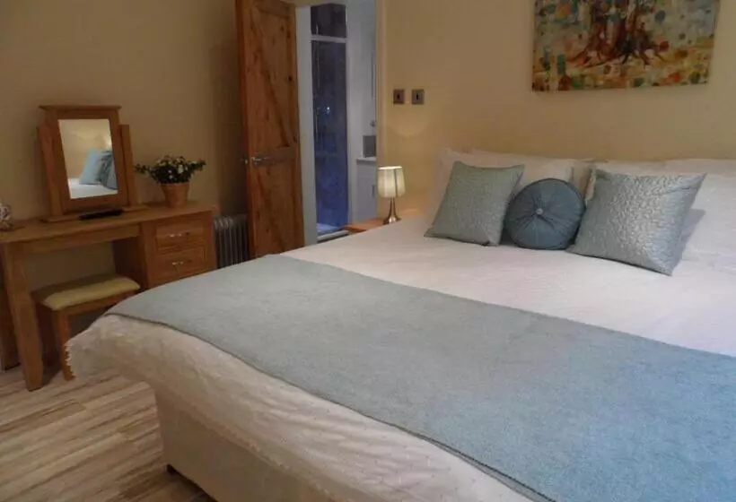 تختخواب و صبحانه The Stables   Deer Park Farm