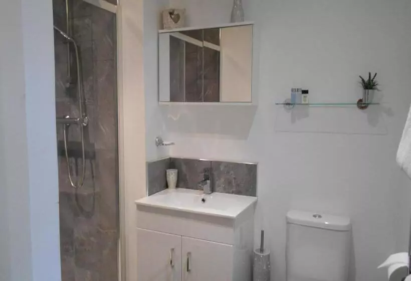 تختخواب و صبحانه The Stables   Deer Park Farm