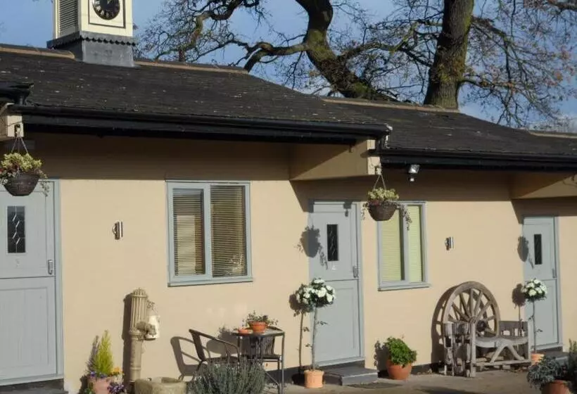 تختخواب و صبحانه The Stables   Deer Park Farm