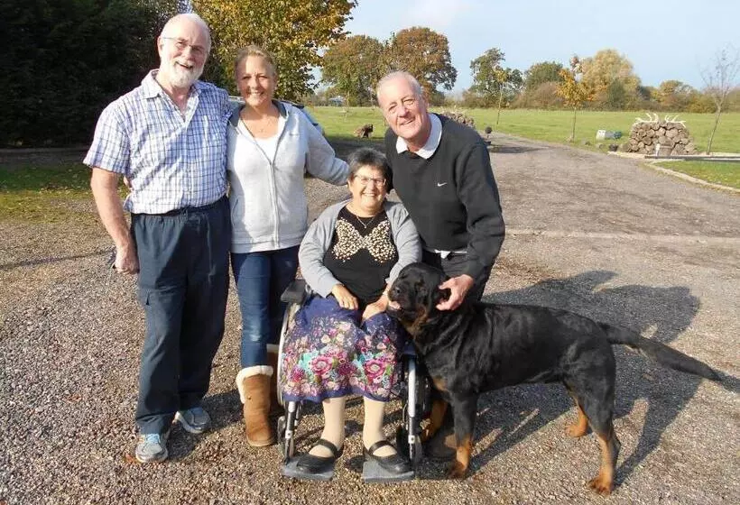 تختخواب و صبحانه The Stables   Deer Park Farm