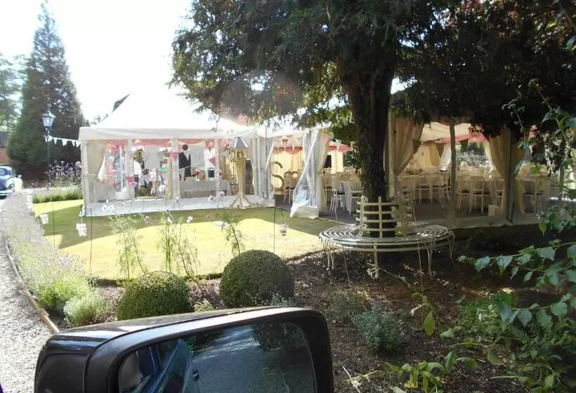 تختخواب و صبحانه The Stables   Deer Park Farm