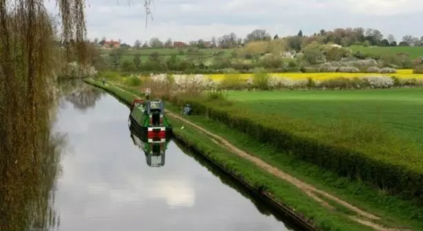 تختخواب و صبحانه The Stables   Deer Park Farm