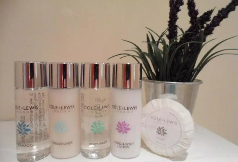 تختخواب و صبحانه The Stables   Deer Park Farm