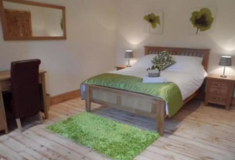 تختخواب و صبحانه The Stables   Deer Park Farm