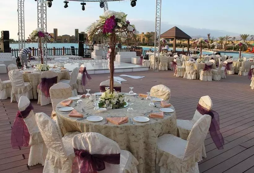 مسافرخانه Lagoon Hotel & Resort