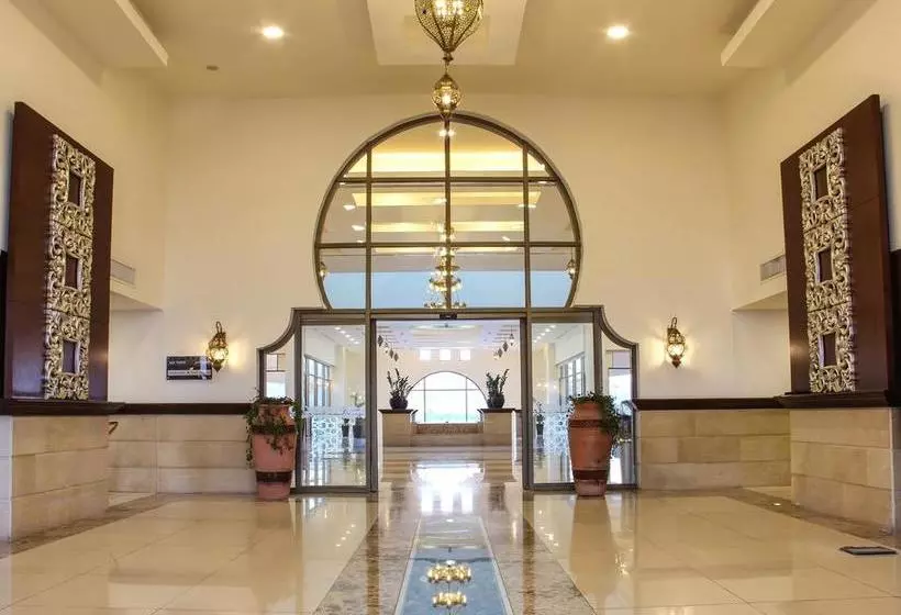 مسافرخانه Lagoon Hotel & Resort