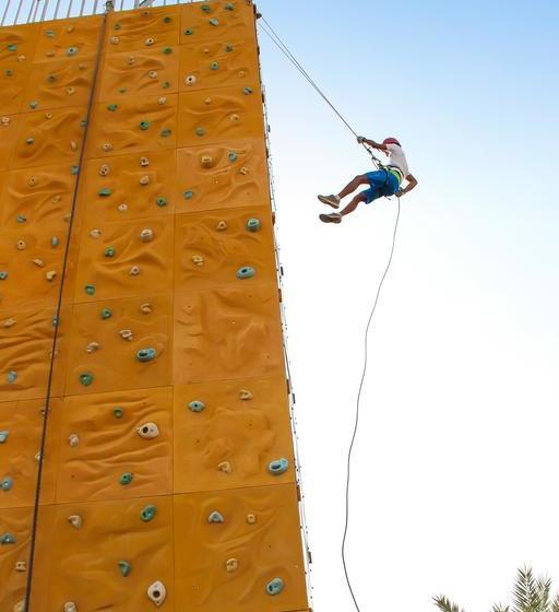 مسافرخانه Lagoon Hotel & Resort