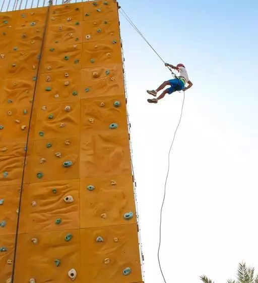 مسافرخانه Lagoon Hotel & Resort