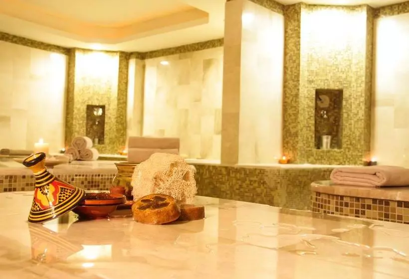 مسافرخانه Lagoon Hotel & Resort