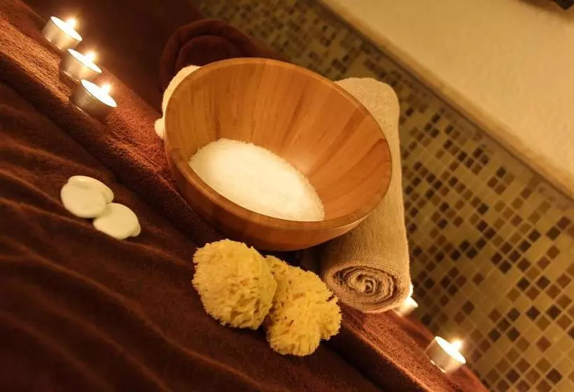 مسافرخانه Lagoon Hotel & Resort