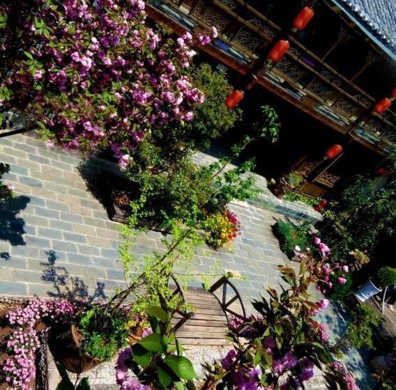 Отель Lijiang Baisha Holiday Resort