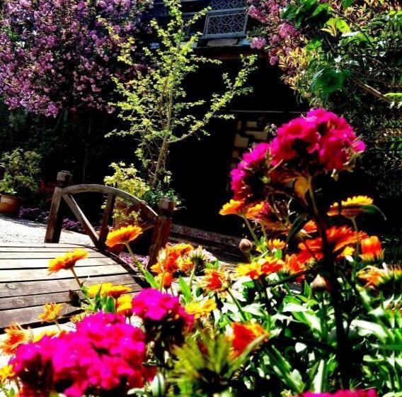 Отель Lijiang Baisha Holiday Resort