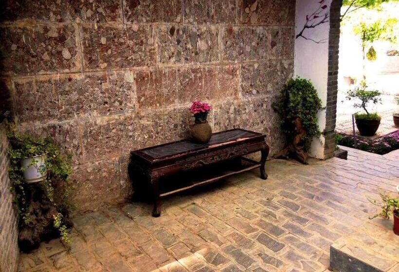 Отель Lijiang Baisha Holiday Resort