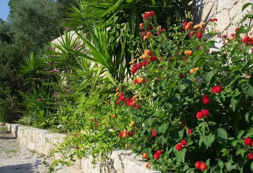 Отель Hôtel Et Résidence Benista