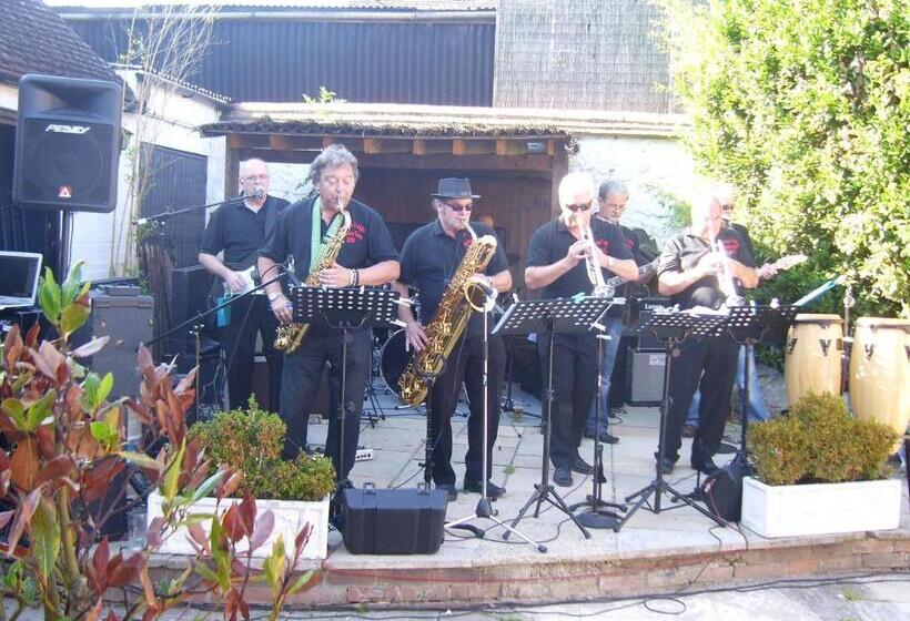 בית מלון כפרי The Crown Aldbourne