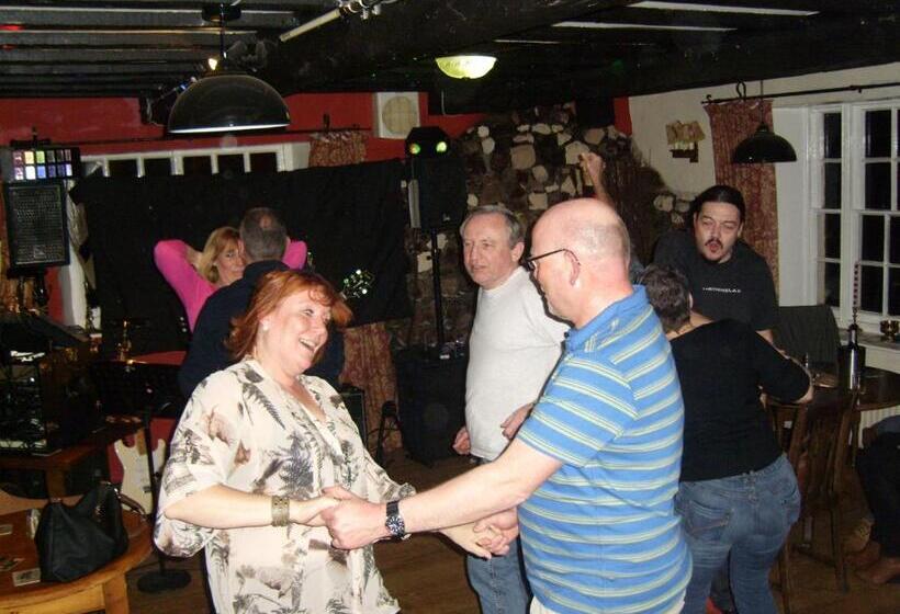 בית מלון כפרי The Crown Aldbourne