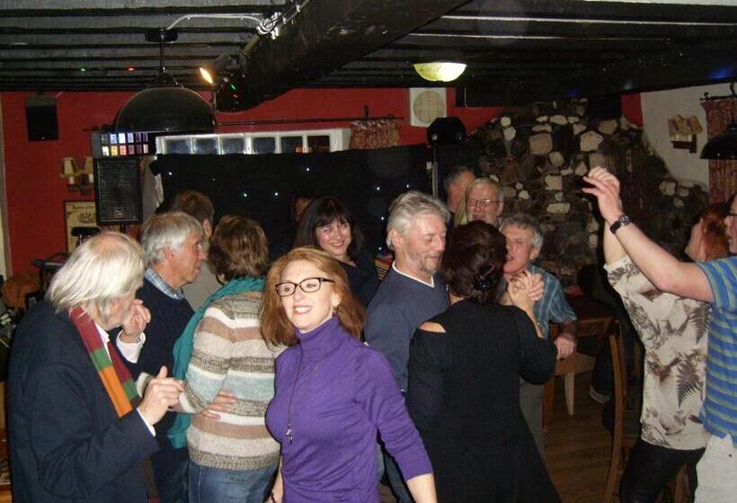 בית מלון כפרי The Crown Aldbourne