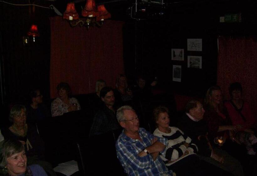 בית מלון כפרי The Crown Aldbourne