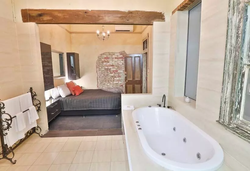 Indulge Apartments   Eighth Street