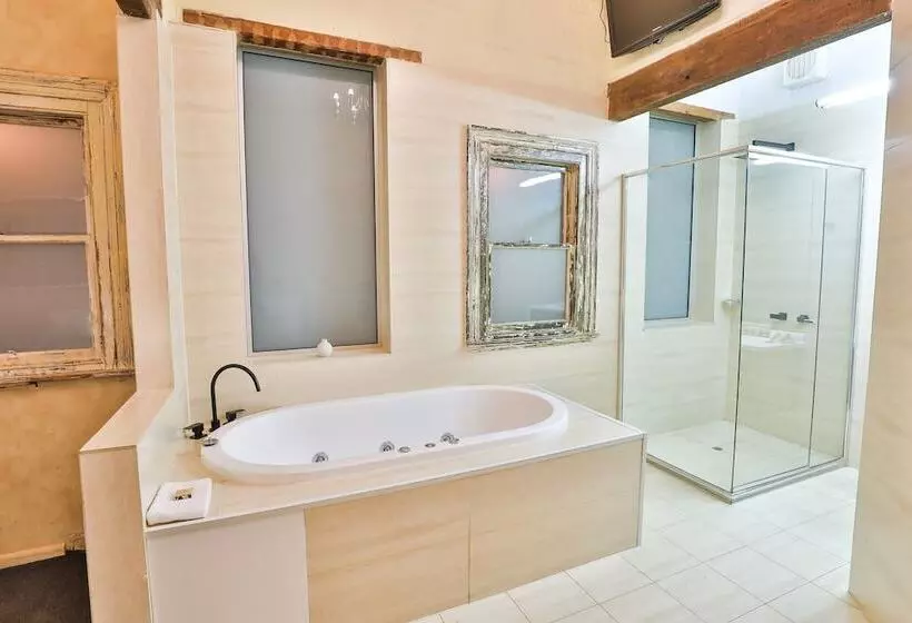 Indulge Apartments   Eighth Street