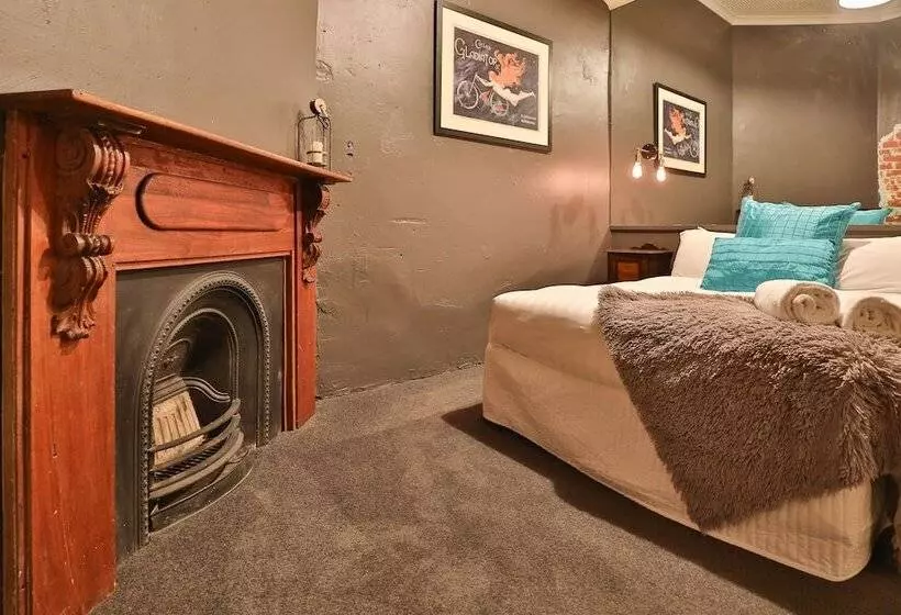 Indulge Apartments   Eighth Street