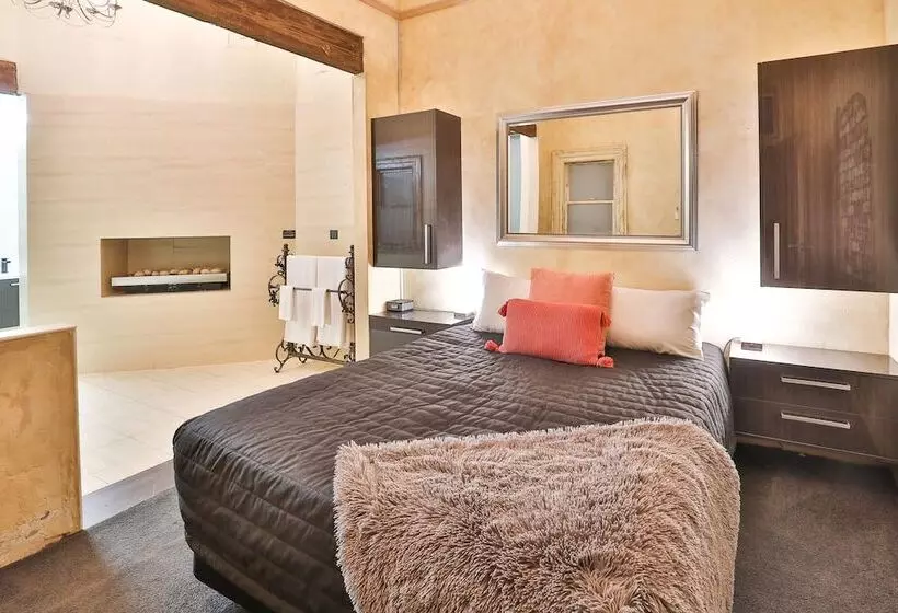 Indulge Apartments   Eighth Street